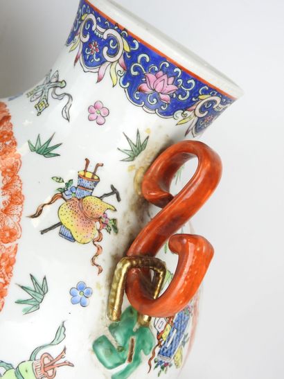 CHINA: Porcelain vase with polychrome enamel...