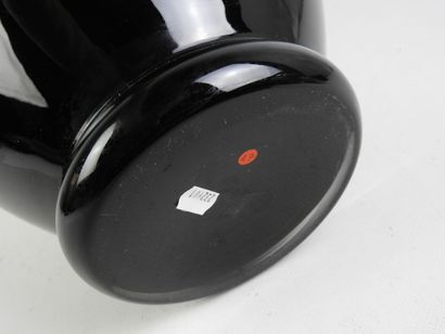 MURANO : Grand vase boule en opaline noire....