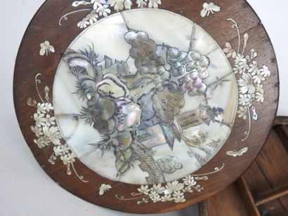 CHINA: Circular jewelry box in burgundy wood...