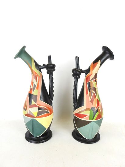 PAIRE de PICHETS de forme anthropomorphe...
