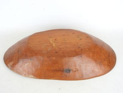 COUPE de forme anthropomorphe en bois rouge....