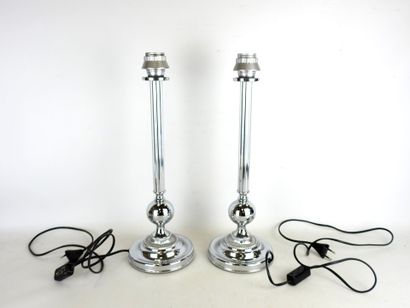 PAIRE de LAMPES en métal chromé, le fût cannelé...