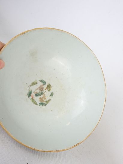 CHINA: Porcelain bowl with enameled decoration...