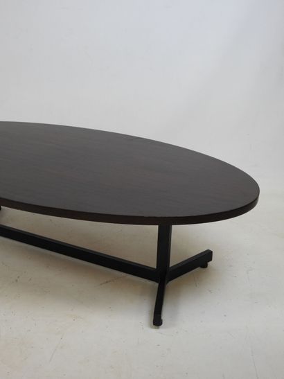 TABLE BASSE de forme ovale à plateau en bois...