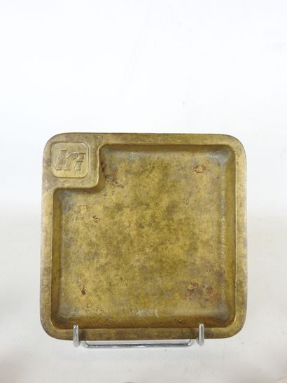 IRI : Vide-poche en bronze. 16 x 16 cm. Usures....