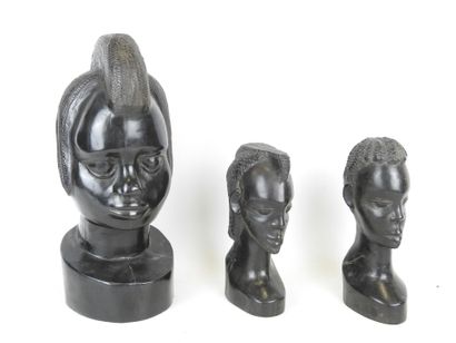 SUITE de trois bustes africanistes en bois...