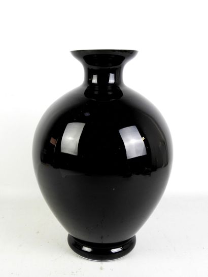 MURANO : Grand vase boule en opaline noire....