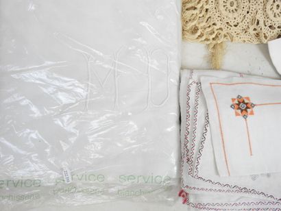 LOT of textiles including: - Damask cotton...