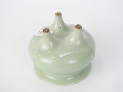 CHINE : Brûle parfum en porcelaine céladon...