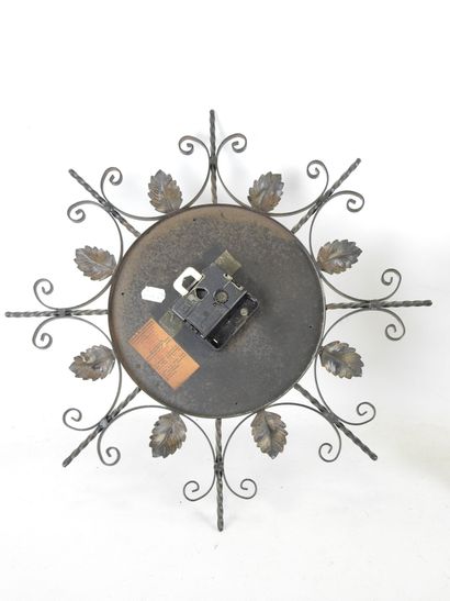 TROPHY : Horloge en fer forgé à décor feuillagé,...