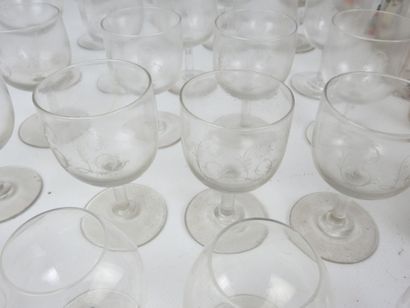 LOT of GLASSES including : 
- 9 water glasses...