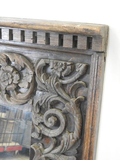 Renaissance-style MIRROR in molded and carved...