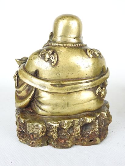 CHINA: Dignitary in gilt bronze. H: 14 cm....