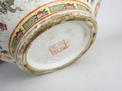 CHINA: Porcelain vase with polychrome enamel...