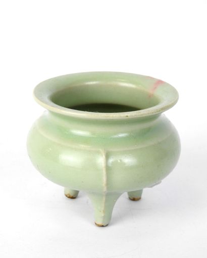 CHINE : Brûle parfum en porcelaine céladon...