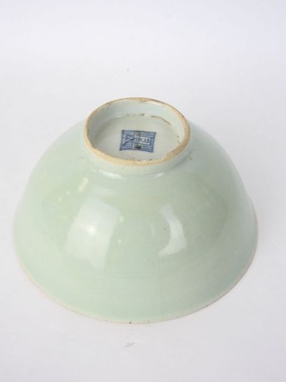 CHINE : Bol en porcelaine céladon. Marque...