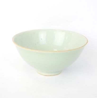 CHINE : Bol en porcelaine céladon. Marque...