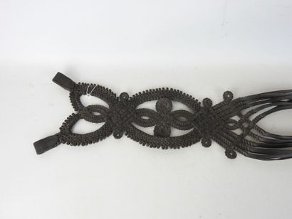 ELEMENT in woven leather, in the Africanist...