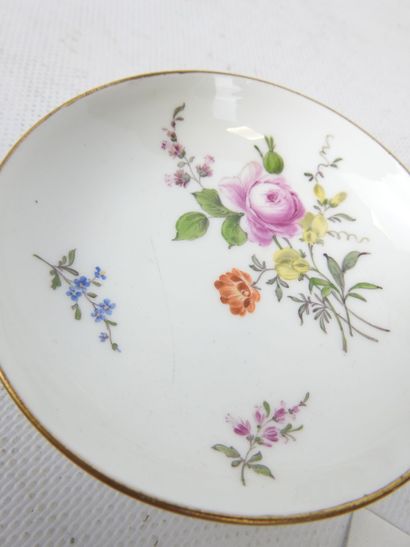 SIX porcelain COUPELLES decorated with flowers,...