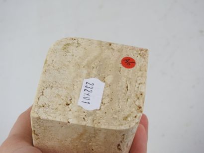 Cerri NESTORE : Briquet de table en travertin...