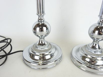 PAIRE de LAMPES en métal chromé, le fût cannelé...