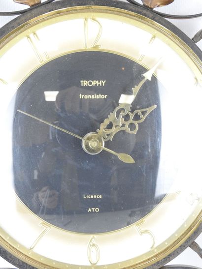TROPHY : Horloge en fer forgé à décor feuillagé,...