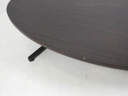 TABLE BASSE de forme ovale à plateau en bois...