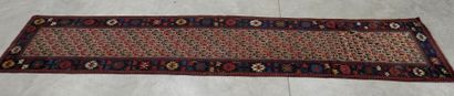 COULOIR GALLERY in knotted wool with geometric...