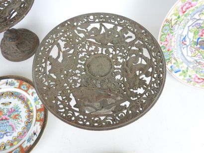 LOT comprising : - Two bronze pedestal bowls...