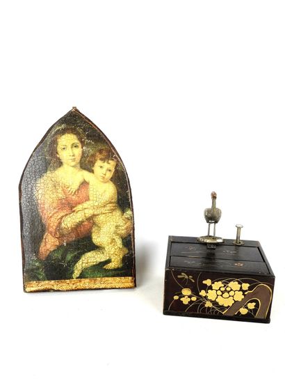 JAPAN: Lacquered wood cigarette case decorated...