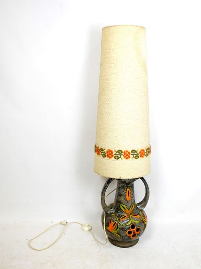 LAMPE en céramique émaillée à décor ajouré...