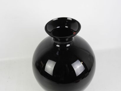 MURANO : Grand vase boule en opaline noire....