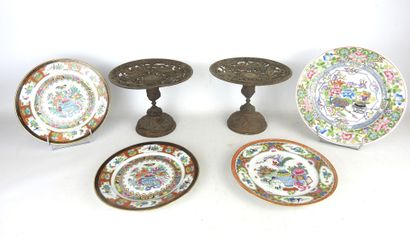 LOT comprising : - Two bronze pedestal bowls...
