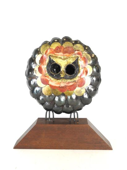 EMAUS (XXe) : Hibou en métal polychrome reposant...