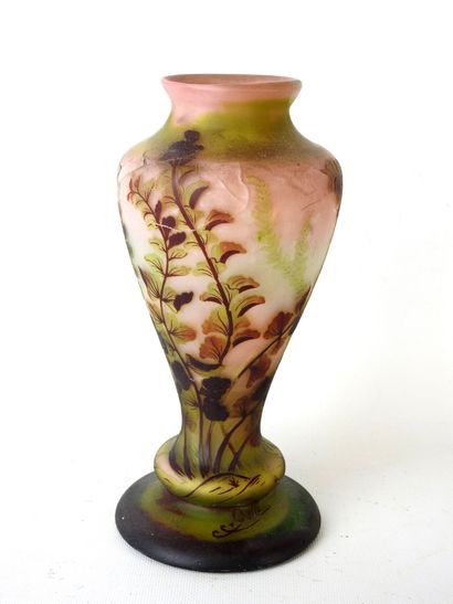 Émile GALLÉ (1846-1904) : Vase en verre multicouche...