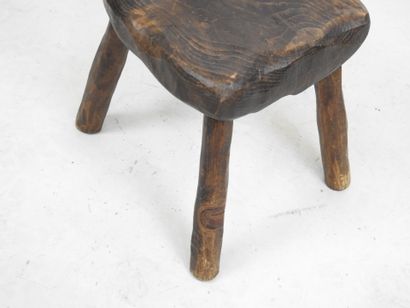 BRUTALIST CHAIR in stained wood. H.71 - L....