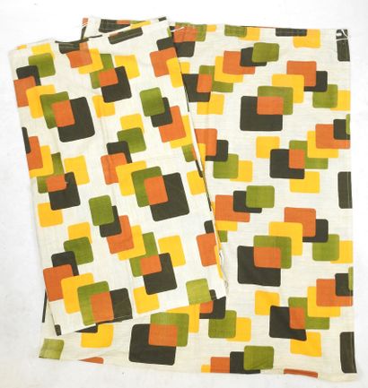 PAIRE de RIDEAUX en coton imprimé de motifs...