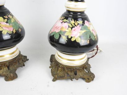 PAIR OF PORCELAIN baluster-shaped lamps decorated...