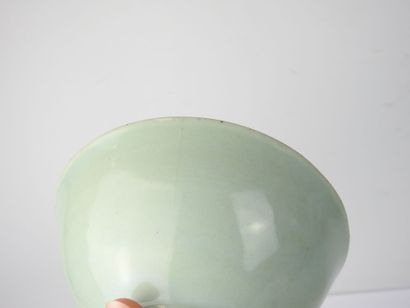 CHINE : Bol en porcelaine céladon. Marque...