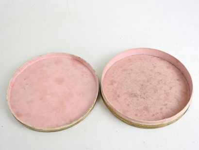 DE BYON (XIXth): Porcelain bonbonnière decorated...