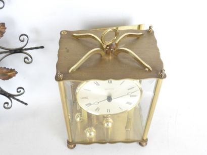 TROPHY : Horloge en fer forgé à décor feuillagé,...