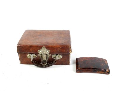 Tortoiseshell cigarette case. 13 x 7.5 cm....