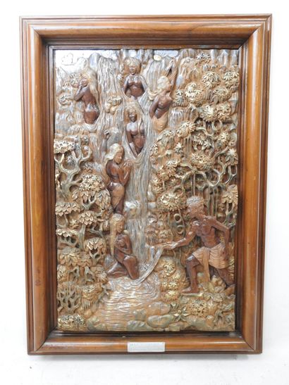 Le bain à la source. Relief en bois sculpté...