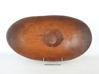 COUPE de forme anthropomorphe en bois rouge....