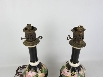 PAIR OF PORCELAIN baluster-shaped lamps decorated...
