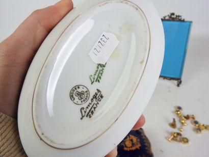 BROCANTE LOT including : - Two gilt metal...