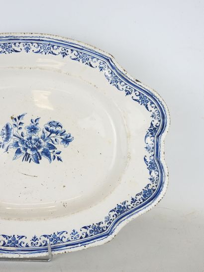 VARAGES : Earthenware scalloped dish with...