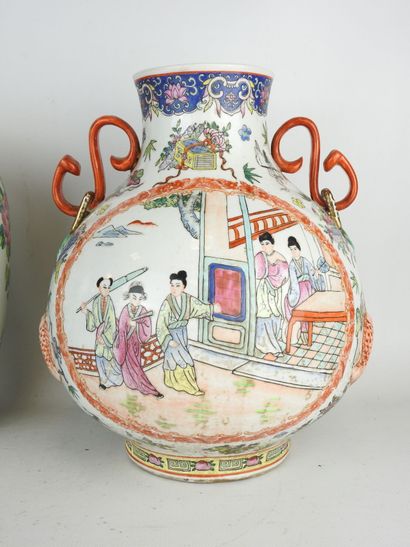 CHINA: Porcelain vase with polychrome enamel...