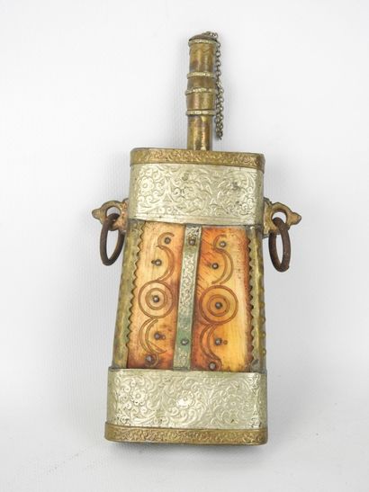 MOYEN-ORIENT : Poire à poudre en corne et...