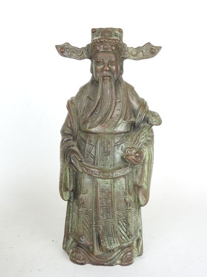 CHINA: Dignitary in gilt bronze. H: 14 cm....